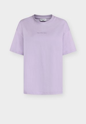 Ανοιχτό μωβ κοντομάνικο T-shirt με στρογγυλή λαιμόκοψη, μικρό κείμενο "Marc O'Polo Denim" στο κέντρο του στήθους και ριμπ λαιμόκοψη.