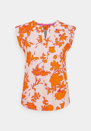 Ærmeløs bluse med orange blomstret print på lyserødt stof, med rund halsudskæring og V-snit foran.