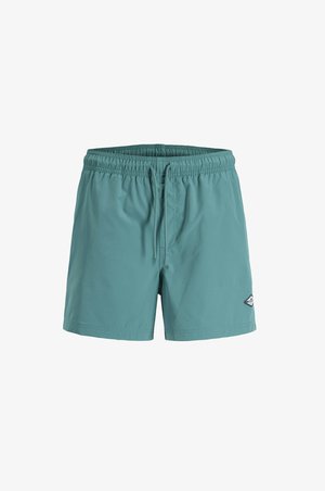 Teal korte broeken met elastische taille en trekkoord, halflange lengte tot halverwege het dijbeen, en kleine logopatch aan de onderkant.