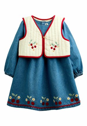 Blaues Kleid mit langen Ärmeln und bestickten Kirschen und Blumen am Saum, kombiniert mit einer cremefarbenen, gesteppter Weste mit Kirsch-Stickerei und rotem Besatz.