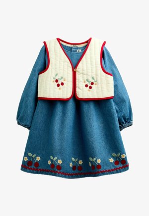 Blaues Kleid mit langen Ärmeln und bestickten Kirschen und Blumen am Saum, kombiniert mit einer cremefarbenen, gesteppter Weste mit Kirsch-Stickerei und rotem Besatz.