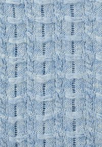 Țesătură tricotată de culoare albastru deschis, cu un model texturat de cusături verticale și orizontale care formează un design de tip grilă.