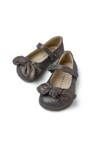 Ballerine grigio scuro in metallo con finitura testurizzata. Presentano un dettaglio a fiocco sulla punta e un cinturino sicuro sul piede.