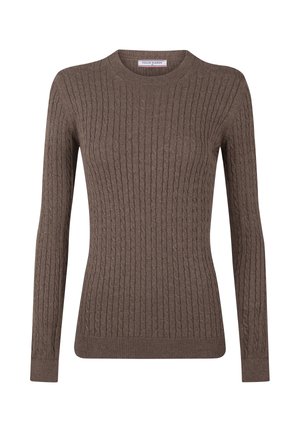 Brun kabelstrikket langærmet sweater med rund hals og ribstrikkede manchetter og kant, vist på en hvid baggrund.