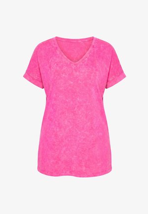 Jasnoróżowa koszulka z krótkim rękawem i dekoltem w serek, z delikatnym marmurkowym wzorem oraz małymi ozdobnymi ćwiekami przy dekolcie i mankietach rękawów.