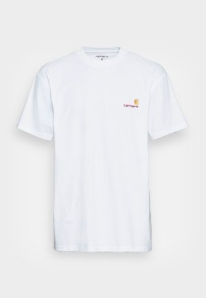 Bijela pamučna majica s kratkim rukavima. Dizajnirana s malim narančastim i tamnocrvenim logom na lijevoj strani prsne šupljine. Ima klasični okrugli izrez.