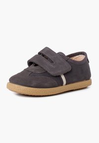 Hallux lehtuga hall suede king, millel on kaks reguleeritavat Velcro rihma, ümar varvas, kummist talla ja kontrastse valge külgtriibuga. Pehme sisevooder.
