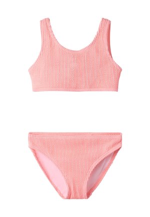 Dwuczęściowy różowy kostium kąpielowy z teksturowanej tkaniny z topem w stylu tanki i majtkami w stylu briefs na białym tle.