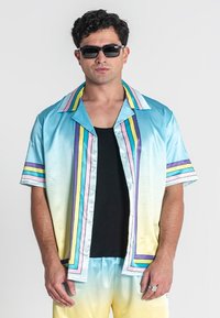 Kurzarmhemd mit einem Verlauf von Hellblau nach Gelb, das mehrfarbige vertikale Streifen am Kragen und an den Ärmeln aufweist. Glatte satinierte Stoffqualität.