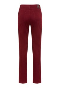 Pantaloni in cotone rosso scuro con taglio dritto, due tasche posteriori e un piccolo etichetta del marchio in vita. Tessuto liscio.