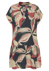 Robe à manches courtes sur fond sombre avec un motif floral aux couleurs rouge, vert et beige ; encolure en V ; ourlet à volants.