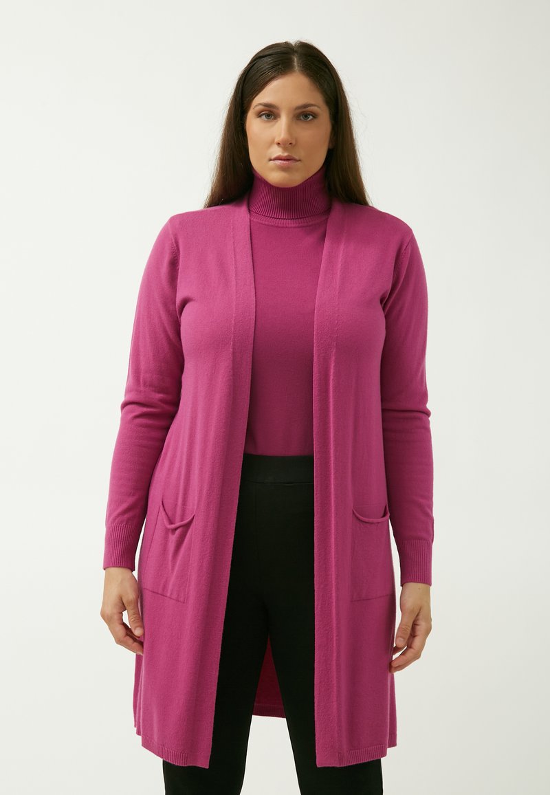 Cardigan lungo di un vivace colore rosa, con colletto a coste, apertura frontale, maniche lunghe, due tasche frontali e una texture liscia.