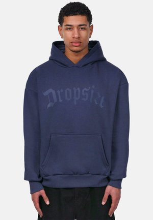 Marineblauer Hoodie in lockerer Passform, mit einer Fronttasche, Kordelzugkapuze und dem "Dropsie"-Logo in einem dunkleren Farbton über der Brust.