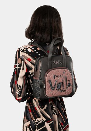 Schwarzer und pinker gesteppter Rucksack mit einzigartiger "voilà"-Stickerei, dekorativem Zubehör, zwei oberen Griffen und verstellbaren Schultergurten.