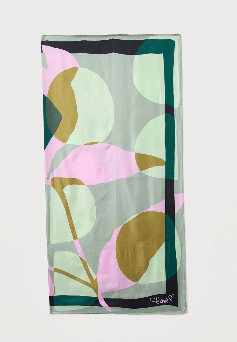 Jedwabny szal z abstrakcyjnymi kształtami w zieleni, różu i złocie. Prostokątny wzór z wyraźnymi konturami i podpisem w dolnym rogu.
