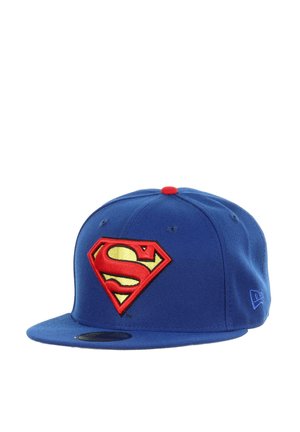 Blaue Kappe aus Stoff mit einem roten und gelben Superman-Logo, das auf der Vorderseite gestickt ist, mit einem roten Knopf oben und einer flachen Krempe.