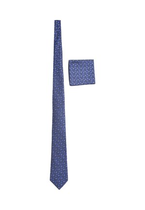 Cravatta blu con motivi e forme geometriche azzurre, accompagnata da un fazzoletto coordinato, entrambi realizzati in tessuto morbido e caratterizzati da una trama uniforme.