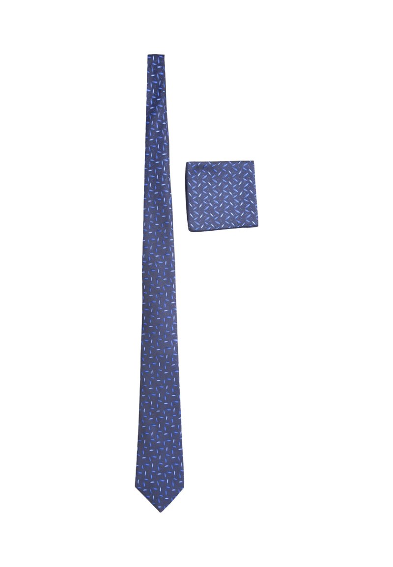 Cravatta blu con motivi e forme geometriche azzurre, accompagnata da un fazzoletto coordinato, entrambi realizzati in tessuto morbido e caratterizzati da una trama uniforme.