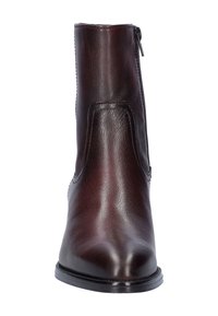 Bruine leren enkelboot met een slank ontwerp, spitse neus, zijrits en een gladde textuur. Heeft een licht verhoogde hak en minimale stiksels.