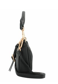 Bolso de hombro negro de cuero con acabado texturizado, herrajes en tono dorado, zip lateral y correa ajustable. Diseño compacto y moderno.
