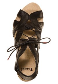 Sandale noire en cuir à bout ouvert avec lacets croisés et semelle beige matelassée, vue de dessus.