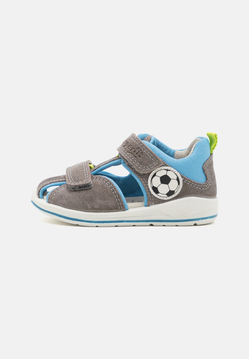 Grå semsket sandal med blå detaljer, to justerbare stropper, fotballsdekorasjon og hvit såle med blå kant. Åpen tå og pustende design.