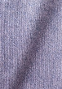 Tela vaquera en un tono lavanda claro con una textura tejida. Presenta un patrón diagonal sutil y un sombreado ligero para dar profundidad.