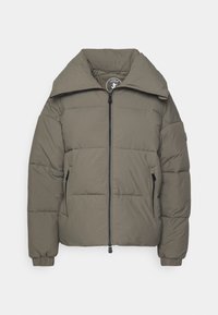 Olivgrüne gep padded Jacke mit breitem Kragen, vorderem Reißverschluss, zwei Reißverschlusstaschen, elastischen Bündchen und gesteppten horizontalen Nähten.