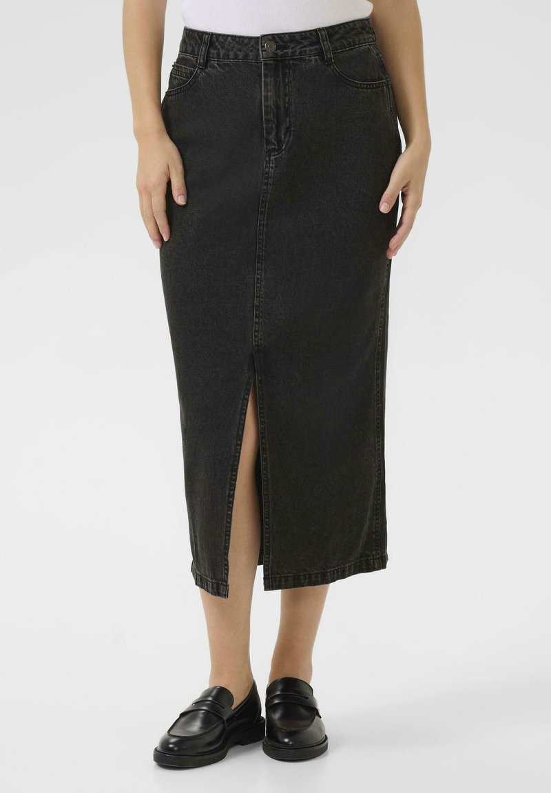 Jupe midi en denim noir avec une fente à l'avant, passants de ceinture et style cinq poches. Présente une coupe droite et un détail d'ourlet brut.