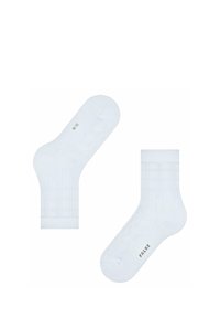 Białe bawełniane skarpetki z teksturowanym wzorem kratki, żebrowanym mankietem i szarym nadrukiem logo na podeszwie. Długość do kostki, z dopasowanym kształtem.