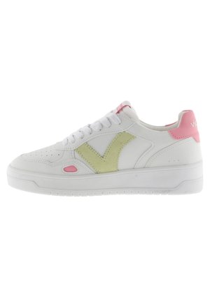 Baskets blanches avec un logo V vert texturé, un talon rose et des lacets blancs. Présente des perforations sur le bout et une semelle en caoutchouc lisse.