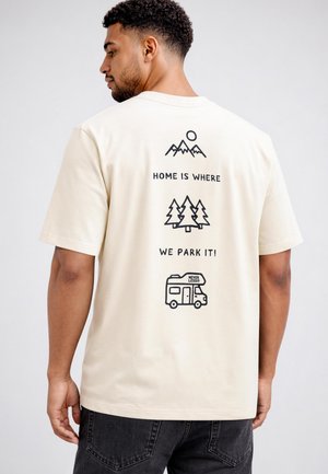 Neverless, HERREN T-SHIRT - MINIMALISTIC CAMPING - OVERSIZED RELAXED FIT - T-Shirt print - hell-beige