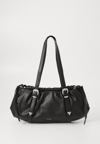 Schwarze Lederhandtasche mit gerafftem Design, doppelten flachen Trägern, silberfarbenen Beschlägen und dreieckigen Akzenten an den Trägern.