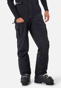 Schwarze isolierte Skihosen mit mehreren Reißverschlusstaschen, verstellbarem Bund und verstärkten Knien, die für Funktionalität und Haltbarkeit ausgelegt sind.