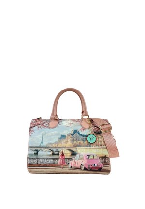 Borsa rettangolare con manici e tracolla rosa, che raffigura una scena parigina con una donna in rosa, un'auto d'epoca rosa, la Torre Eiffel e un ponte sul fiume.