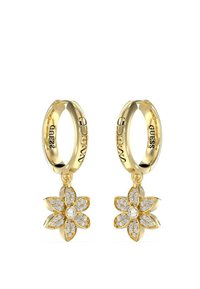 Goldene Creolen mit einem Blumendesign und diamantähnlichen Akzenten. Die Marke „Guess“ ist auf der Innenseite der Ohrringe eingraviert.