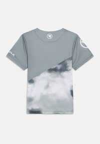 Grå kortärmad t-shirt med en texturerad övre del och ett molnmönstrat nedre parti. Logotypdetalj på vänster ärm.