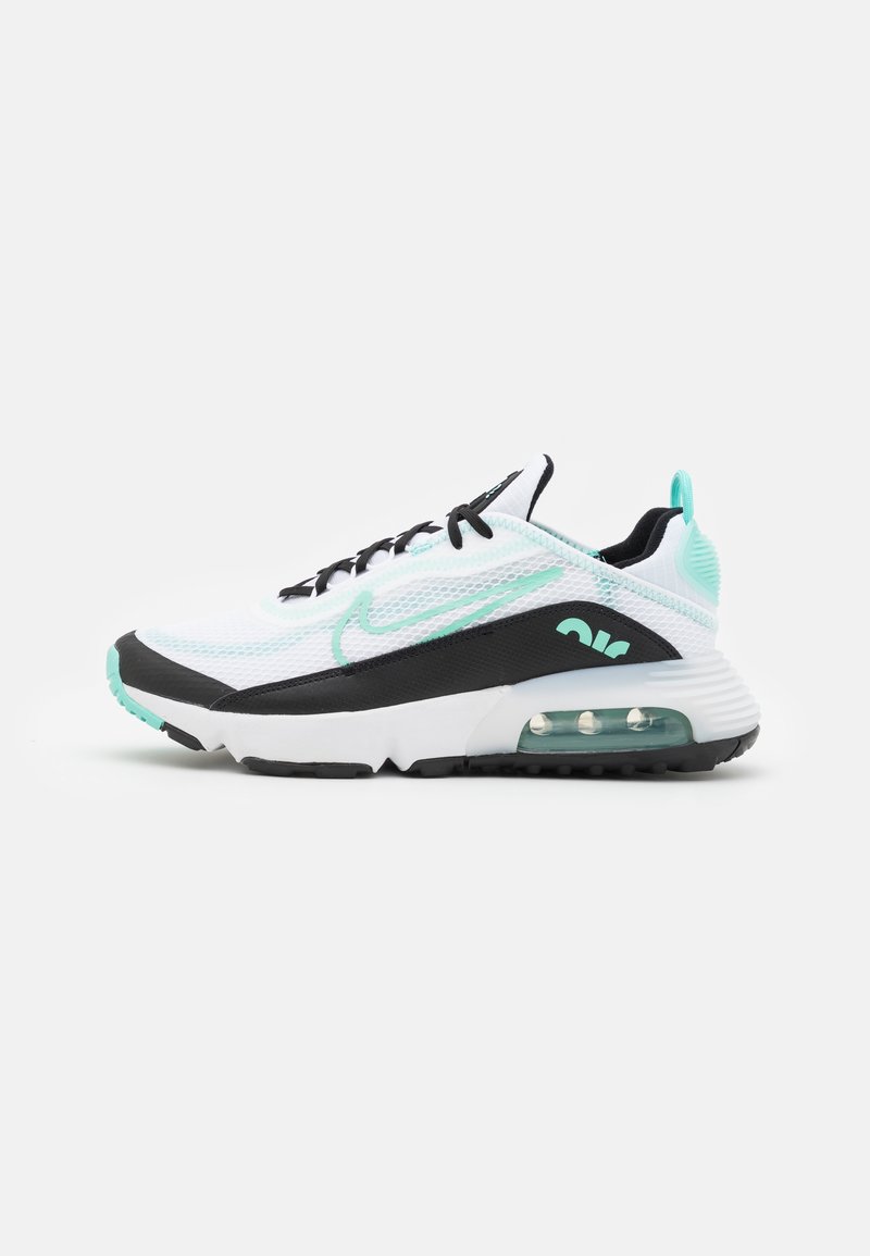Chaussure de sport blanche et noire avec des accents vert menthe, coussin d'air visible dans la semelle, lacets noirs et tige en mesh sur un fond uni.