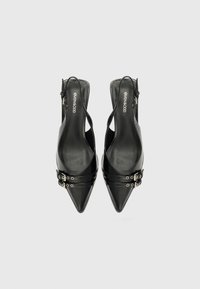 Svarta slingback-klackar med spetsig tå, slät läderfinish, dubbelremmar och spänne för en säker passform.