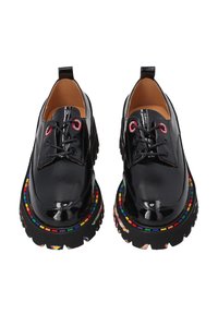 Schwarze Lacklederschuhe mit runden Zehen, dicken, regenbogenfarbenen Sohlen, Schnürdesign und kontrastierenden Akzenten an Ösen und Zunge.