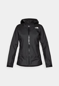 Čierna nepremokavá bunda s kapucňou, s predným zipsom a dvoma bočnými vreckami. Logo The North Face je viditeľné na hornej pravej strane.