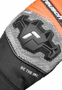 Schwarzer und orangefarbener Rennhandschuh mit strukturiertem schwarzem Akzent, gewebtem metallischem Muster und eingeprägtem Logodetail. Der Text lautet "BE THE ONE."