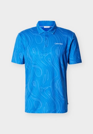 Tricou polo albastru cu mâneci scurte, cu modele abstracte albastre în formă de spirale, trei nasturi, guler și logo-ul "Calvin Klein" pe pieptul stâng.