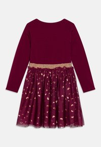 Sukienka z długim rękawem, z bordową górą i tiulową spódnicą z wzorem złotych motyli oraz błyszczącym pasem.