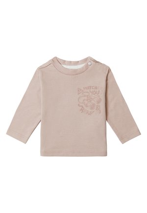 Langarmshirt aus hellbeigem Baumwollstoff mit rundem Halsausschnitt und Druckknopf an der Schulter, mit einem bedruckten Grafikdesign.