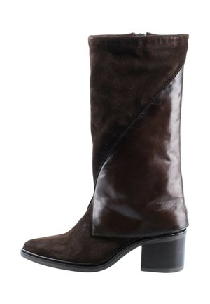 Dunkelbrauner Stiefel bis zur Mitte der Wade mit Wildleder- und Lederpaneelen, runder Spitze, seitlichem Reißverschluss und niedrigem Blockabsatz.