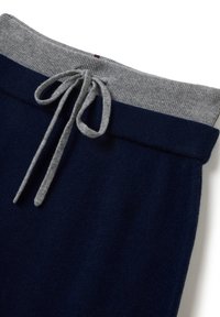 Pantaloni blu navy con una cintura elastica grigia e un cordino grigio annodato a fiocco.