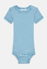 Bodysuit pour bébé à manches courtes en rayures bleu clair et blanches, avec un col rond et des boutons-pression aux épaules et au bas.
