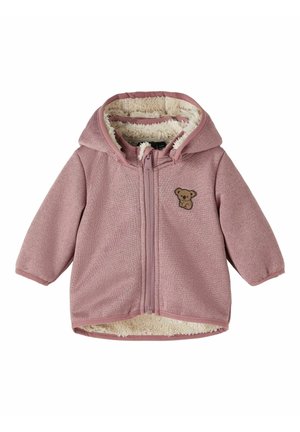 Lyserød hættetrøje til baby med blød cremefarvet foring og et lille brunt koala-emblem på venstre bryst, lynlåslukning foran.