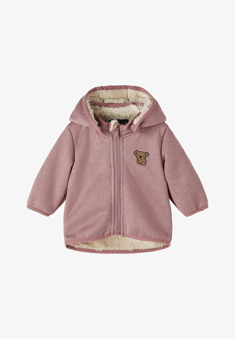 Veste à capuche rose bébé avec doublure intérieure en peluche crème et petite écusson de koala marron sur le côté gauche de la poitrine, fermeture éclair à l'avant.